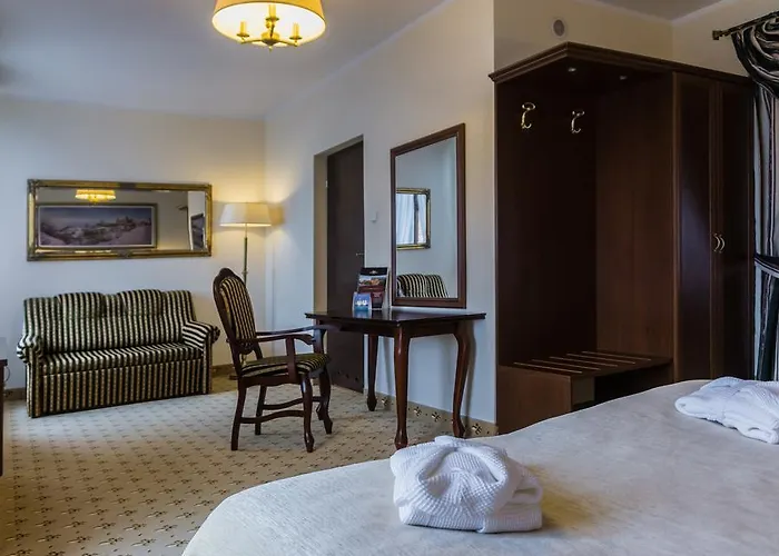 Zamek - Palac Marysienki 3* غنيف