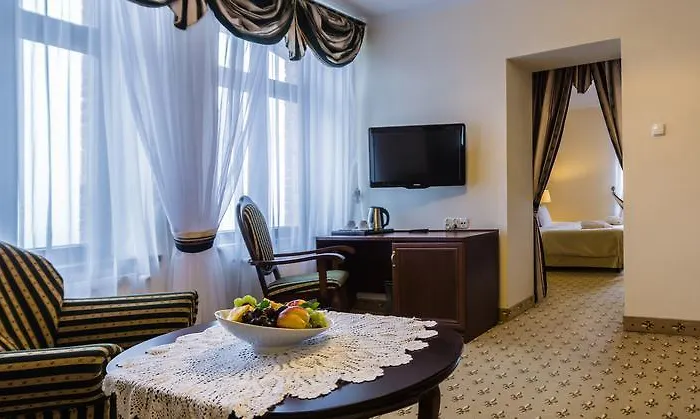 Zamek - Palac Marysienki 3* غنيف